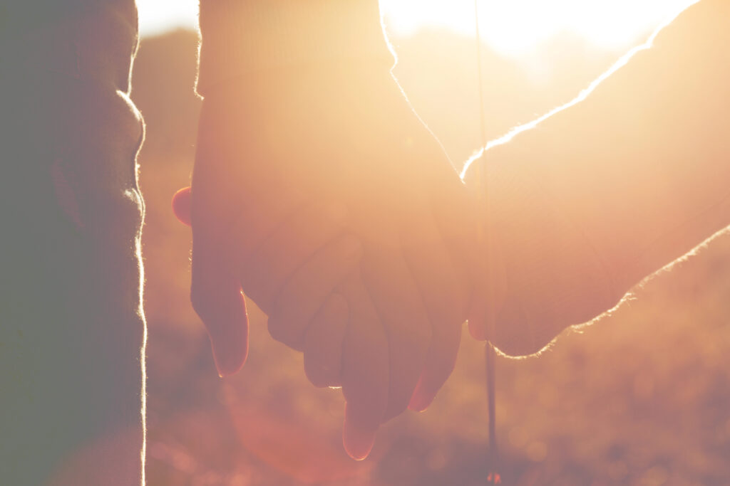 Mannen die elkaars hand vasthouden in het thema van Kathelijne;s boeken